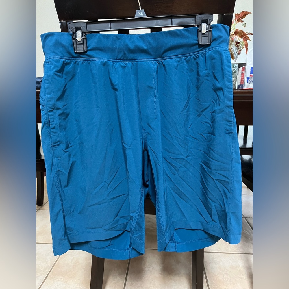 XL 10 inch Lululemon Men’s shorts blue